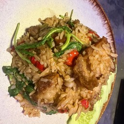 ข้าวผัดกระเพราหมูกรอบ คลุกข้าว