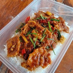 ข้าวผัดพริกแกงหมูหมัก