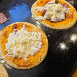 Pizza ไส้กรอก/ชีส/เบคอน