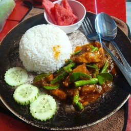 ข้าวราดผัดพริกแกงไก่