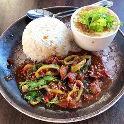 ข้าวราดผัดกระเพราเนื้อ