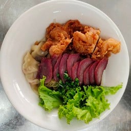 บะหมี่หมูแดงกุ้งทอด