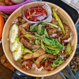 ข้าวผัดกระเพราคอหมูย่าง