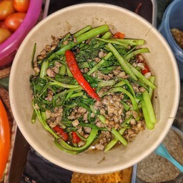 ผัดผักบุ้งไฟแดงหมูสับ