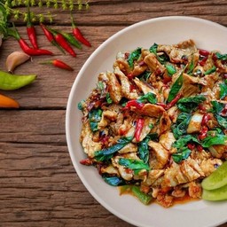 กะเพราหมูชิ้น (กับข้าว)