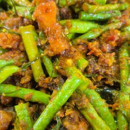 ผัดหมูกรอบถั่วฝักยาว