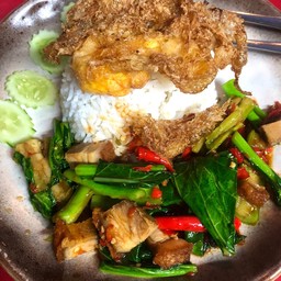 ข้าวราดผัดคะน้าหมูกรอบ