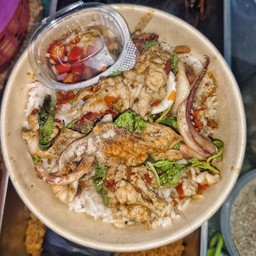 ข้าวผัดกระเพาปลาหมึก+หมูชิ้น