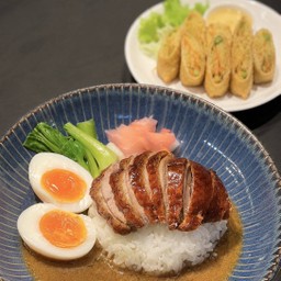 ข้างหน้าเป็ดไข่ต้ม + ปอเปี้ยะทอด