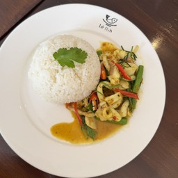 ข้าวผัดเครื่องแกงปลาหมึก
