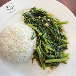 ข้าวราดผัดผักบุ้ง