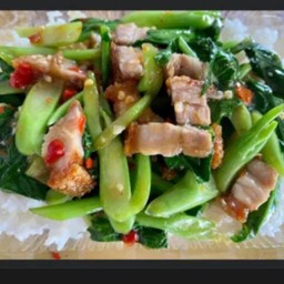 ข้าวคะน้าหมูกรอบ