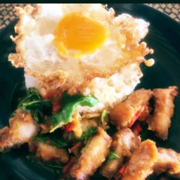 ข้าวกระเพราหมูกรอบ