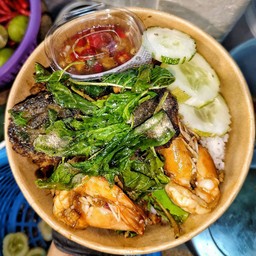 ข้าวกระเพราไข่เยี่ยวม้า+กุ้งสุก+หมูสับ