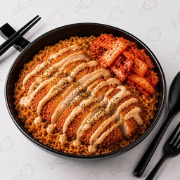 มาม่าเผ็ดหน้าไก่ทอดราดซอสชีส