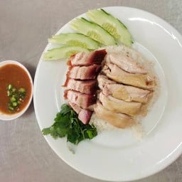 ข้าวมันไก่หมูกรอบ