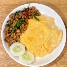 กะเพราหมูสับราดข้าวไข่ข้น