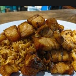 ข้าวผัดหมูกรอบผัดซอสใหญ่