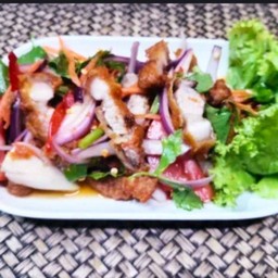 ยำหมูกรอบ