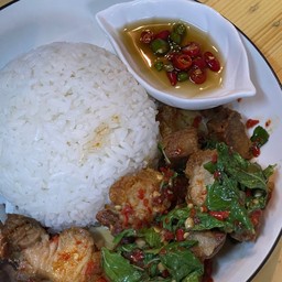 ข้าวกระเพราหมูกรอบจริงใจ