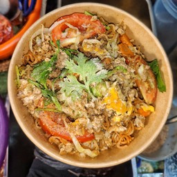 ผัดมาม่าไส่ไข่+หมูสับ