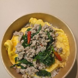 ข้าวไข่ข้นกะเพราหมูสับ
