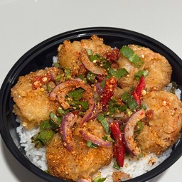 ข้าวกุ้งทอดกรอบยำแซ่บ