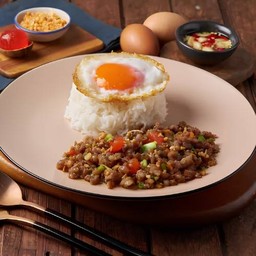 ข้าวราดผัดพริกเกลือคั่วไข่แดงเค็ม