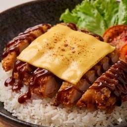 ข้าวไก่ทอดซอยบาบีคิว+ชีส1แผ่น