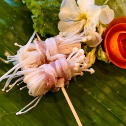 หมูพันเห็ดเข็มทอง