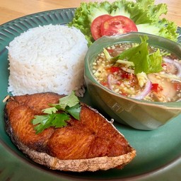ข้าวปลาอินทรีย์ทอดราดน้ำปลา+ยำมะม่วง