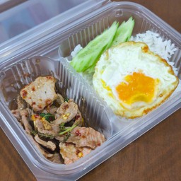 กะเพราเนื้อชิ้น+ไข่ดาว
