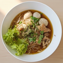 ก๋วยเตี๋ยวหมูตุ๋นลูกชิ้น