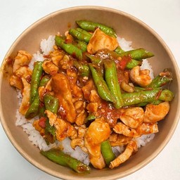 พริกแกงไก่ราดข้าว
