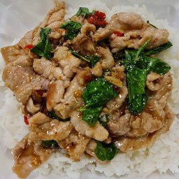 กะเพราหมูชิ้นโคตรอิ่มฟรีไข่ดาวหรือเจียวโปรดระบุ