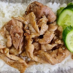 หมูชิ้นกะเทียมพริกไทยราดข้าว