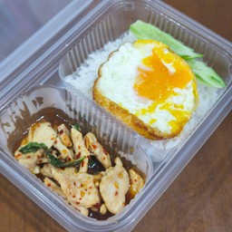 กะเพราไก่ชิ้น+ไข่ดาว