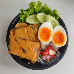ข้าวห่อหมกทะเลย่าง 2 ชิ้น + ไข่ตามใจ