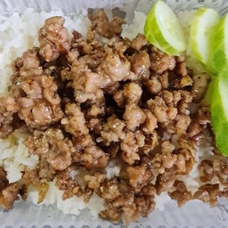 หมูสับกะเทียมพริกไทยราดข้าว