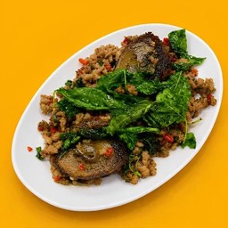ผัดกะเพรากรอบ หมูสับ ไข่เยี่ยวม้า (กับข้าว)