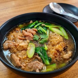 ราดหน้าเส้นหมี่ขาวหมูหมัก