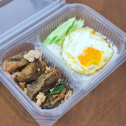 กะเพราหมูสับไข่เยี่ยวม้า+ไข่ดาว