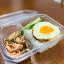 [อร่อยซ่ากับโค้ก] กะเพราหมูชิ้น+ไข่ดาว +  โค้ก ออริจินัล (ขวด)