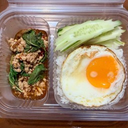 กะเพราไก่สับ+ไข่ดาว