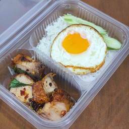[อร่อยซ่ากับโค้ก] กะเพราหมูกรอบ+ไข่ดาว +  โค้ก ออริจินัล (ขวด)