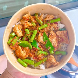พริกแกงหมูราดข้าว