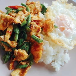 ข้าวผัดพริกแกงไก่