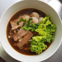 ก๋วยเตี๋ยวเนื้อตุ๋น ลูกชิ้นนำชัย