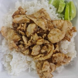 ไก่กะเทียมพริกไทยราดข้าว