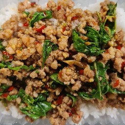 กะเพราหมูสับโคตรอิ่มฟรีไข่ดาวหรือเจียวโปรดระบุ